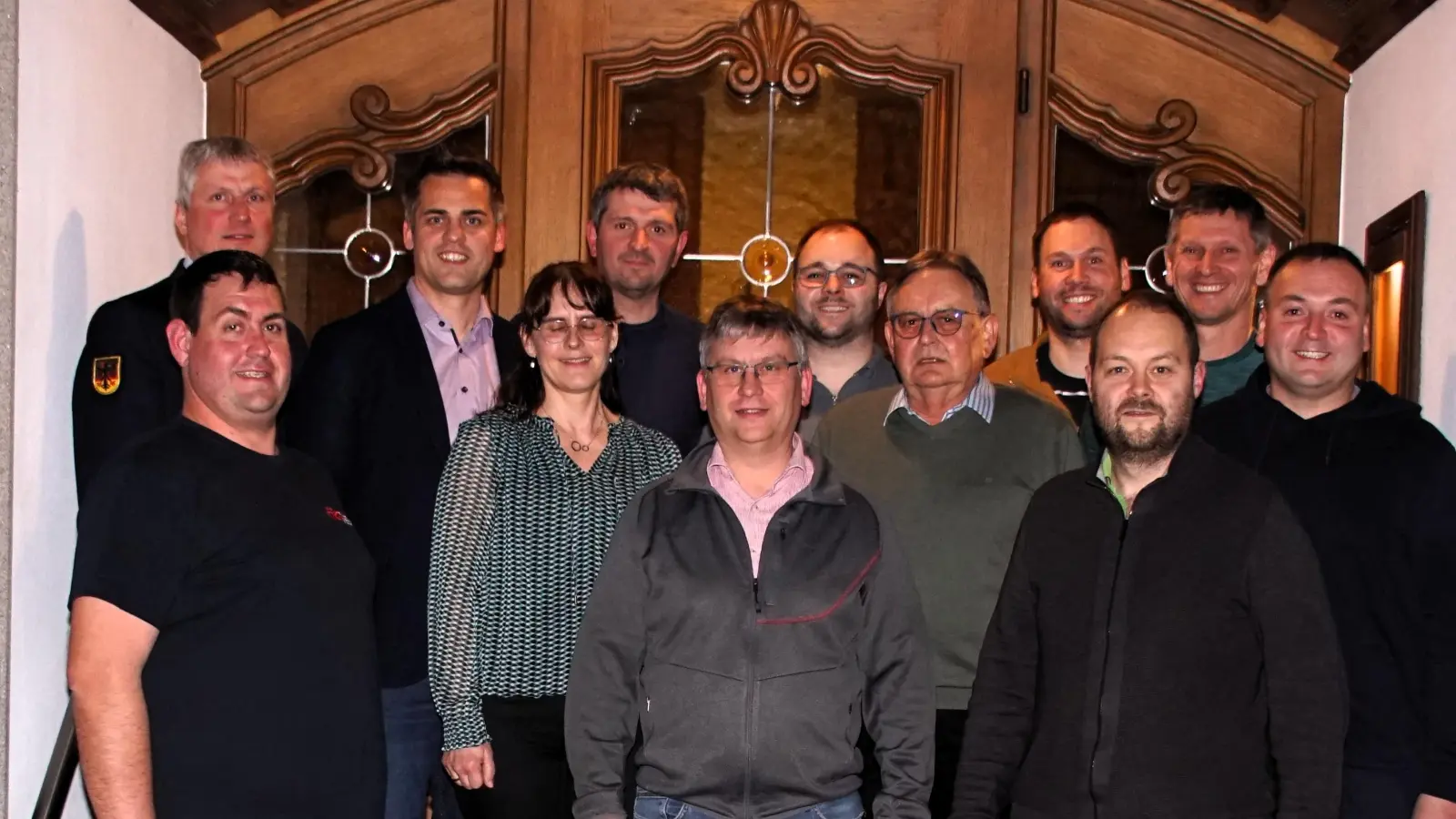 Die Vorstandschaft freut sich über den neuen Vorsitzenden Reinhard Elsner (Mitte), dem Tobias Brandl (vorne links) und Stefan Pronold (rechts) zur Seite stehen. (Bild: Maximilian Hein)