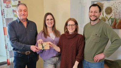 Die Vertreter von Kopf Hoch Konnersreuth zusammen mit Ramona Lindner, von links: Edgar Wenisch, Vanessa Walenta, Ramona Lindner, Tobias Lauterbach (Bild: Wolfgang Pötzl)