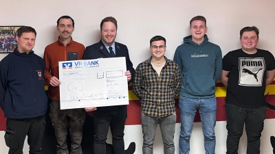 Die Jugendwarte der Gemeindejugendfeuerwehr und die Organisatoren der Dorfweihnacht bei der Übergabe der Spende. Von Links nach Rechts: Nico Herbst, Tobias Fleghel, Henner Wasmuth, Patrick Sellner, Philip Sellner, Florian Graf (Bild: Henner Wasmuth)