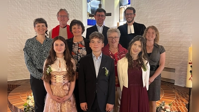 Diakon Jürgen Weich (hinten links) und Pfarrer Philipp Fischer (rechts hinten) freuen sich mit dem Kirchenvorstand über die Konfirmation von Theresa Hauser, Phillip Heckel und Jolina Röhrich  (Bild: Gabi Gilch)