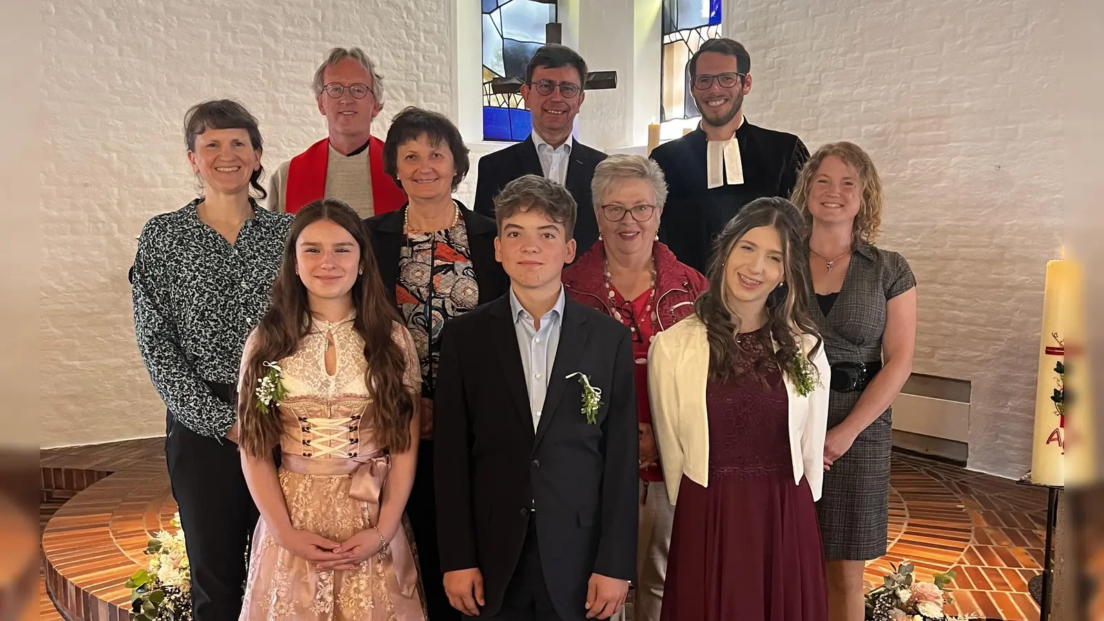 Diakon Jürgen Weich (hinten links) und Pfarrer Philipp Fischer (rechts hinten) freuen sich mit dem Kirchenvorstand über die Konfirmation von Theresa Hauser, Phillip Heckel und Jolina Röhrich  (Bild: Gabi Gilch)