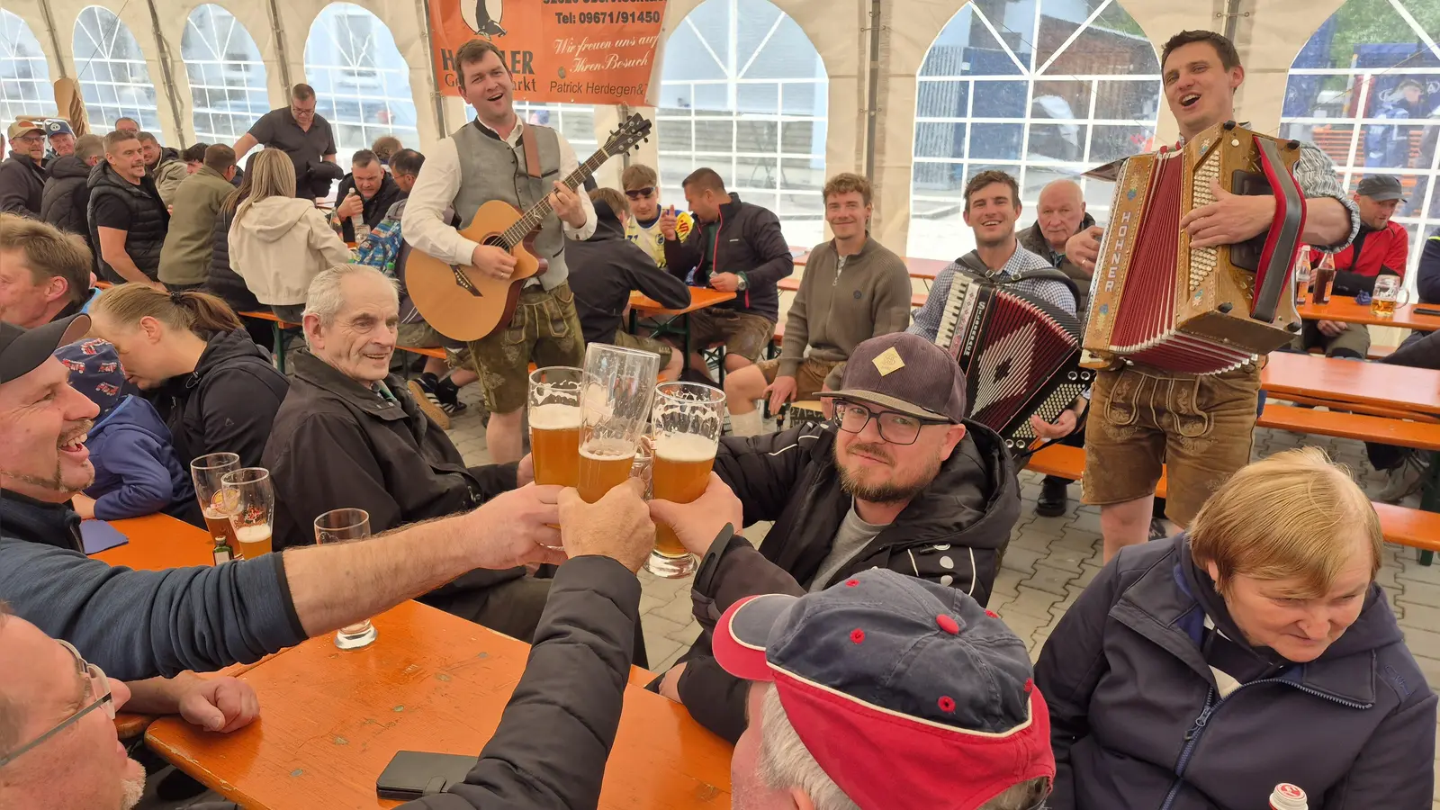 Nach einem gemütlichen Frühschoppen mit der Stadtkapelle Oberviechtach sorgte die Band „Guad aufglegd” nachmittags für gute Stimmung (Bild: Gottfried Berger)