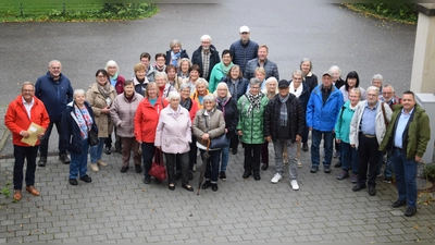 Die Besuchergruppe mit Bezirksrat Martin Preuß (links) und Direktor Dr. Benedikt Schreiner (rechts) informierte sich in Regensburg. (Bild: Bastian Schreiner)