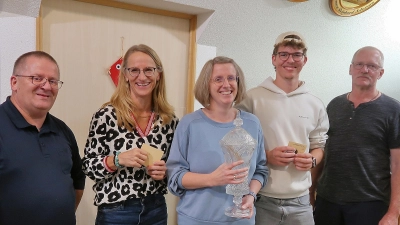 Schützenmeister Wolfgang Schlicht (links) und Sportleiter Bernhard Stock (rechts) gratulieren den Gewinnern des Kirchweihschießens 2026, Hannelore Janko, Christine Schraml und Johannes Schraml (von links).<br> (Bild: Bernhard Schultes)