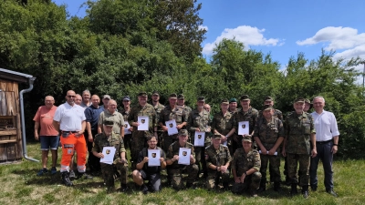 Immer noch gut in Form sind die Reservisten der Kreisgruppe Oberpfalz Mitte. Den Siegermannschaften des Reservisten-Wettkampfes gratulierte MdL Dr. Harald Schwartz und der Kreisvorsitzende Oberst der Reserve Bertram Gebhard (v.re.). (Bild: Paul Böhm)