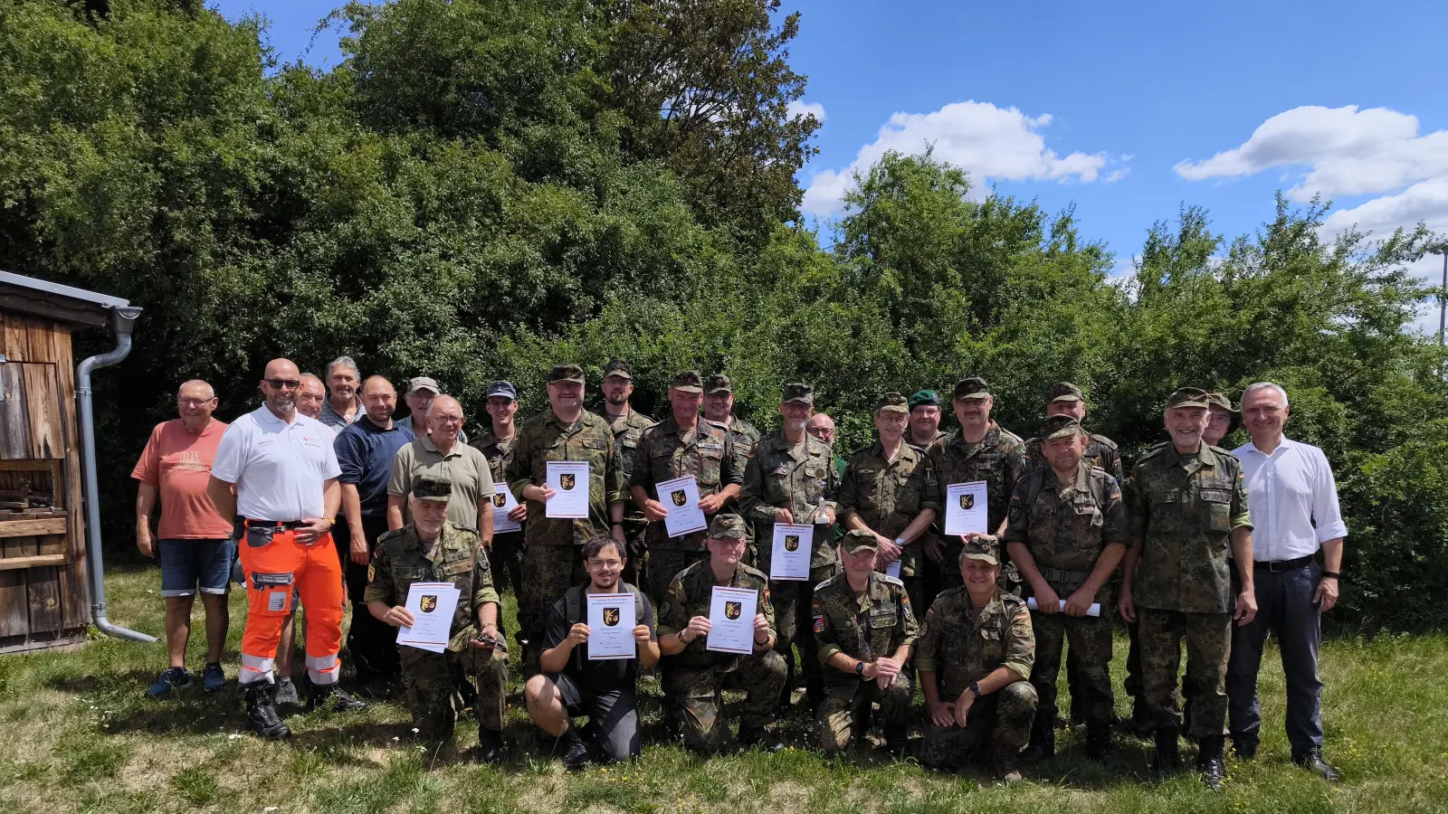 Immer noch gut in Form sind die Reservisten der Kreisgruppe Oberpfalz Mitte. Den Siegermannschaften des Reservisten-Wettkampfes gratulierte MdL Dr. Harald Schwartz und der Kreisvorsitzende Oberst der Reserve Bertram Gebhard (v.re.). (Bild: Paul Böhm)