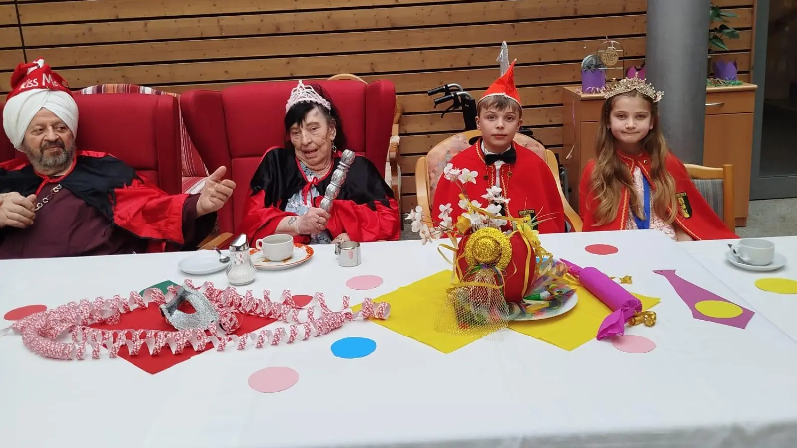 Das Seniorenprinzenpaar 2026: Fritz und Gunda, zusammen mit dem Kinderprinzenpaar des WCV. (Bild: Elke Engl)