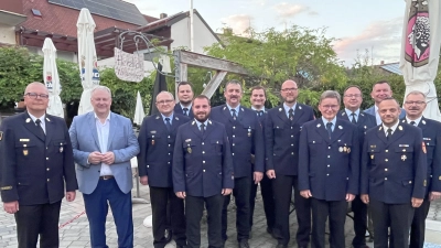 Goldene Stecknadeln für verdiente Feuerwehrmänner aus dem Gemeindebereich Hahnbach: Es gratulierten Landrat Richard Reisinger, Bürgermeister Dominik Sachsenhauser und die Feuerwehr-Führungskräfte um Kreisbrandrat Christof Strobl. (Bild: Martina Beierl)