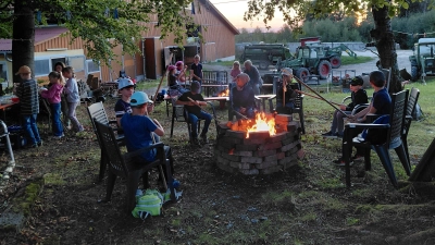 Das Bild zeigt die teilnehmenden Kinder nach der Wanderung beim Grillen. (Bild: Waltraud Fichtner)