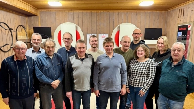 Die neue und ehemalige Vorstandschaft des B800 Krummennaab Erbendorf: Von links: Dritter Bürgermeister Reinhard Naber, Zuchtwart für Geflügel Mario Weigl, Ehrenvorsitzender Wolfgang Brunhofer, Ringbuchführer Wolfgang Schön, neu gewählter 2. Vorsitzender Martin Gruber, Kassenrevisor Tristan Hagspiel, 1. Vorsitzender Thomas Dumler, scheidender 2. Vorsitzender Klaus Grünbauer, Schriftführer Florian Schmidt, Kassier Nicole Dumler, Jugendleiterin Sabrina Reber, scheidender Zuchtbuchführer Wolfgang Schreiber. (Bild: Andreas Heinz)