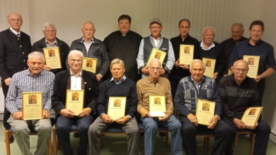 Die Geehrten (mit Urkunden) sitzend von links: Reinhold Prey, Michael Weber, Michael Eckl, Josef Dausch, Martin Pflug, Johann Held. Stehend von links: Pfarrpräses Pfarrer Herbert Rösl, Heribert Pflug, Georg Kühner, Zentralpräses Pfarrer Stefan Haimerl, Christian Dausch, Erwin Biersl, Willi Greber, Alfred Zettl, Franz Vogl. (Bild: Hans Kiesl (hanskiesl@web.de))