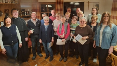 Das Vorstandsteam der KLB Tirschenreuth und Kaplan Herr Alexander Röse (2. von links) zusammen mit den geehrten Mitgliedern.  (Bild: Kathrin Konrad)