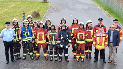 v. li nach rechts: Erster Kommandant Johann Dierl, Max Mack, 2. Kommandant Maximilian Fuchs, Florian Mack, Jana Perencajova, Konrad Simon, Robert Lindner, Wolfgang Müller, Lukas Träger, Daniel Grötsch, Tobias Maure, Johannes Wüst, Maria Hösl, KBI Martin Weig, KBM Matthias Höning, KBM Matthias Schmidt, Bürgermeister Markus Bauriedl (Bild: Vera Stahl)