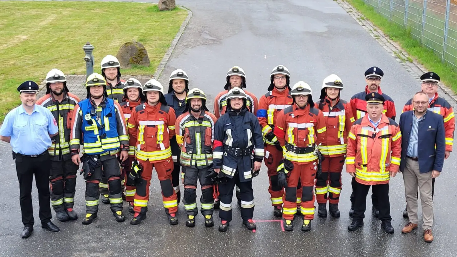 v. li nach rechts: Erster Kommandant Johann Dierl, Max Mack, 2. Kommandant Maximilian Fuchs, Florian Mack, Jana Perencajova, Konrad Simon, Robert Lindner, Wolfgang Müller, Lukas Träger, Daniel Grötsch, Tobias Maure, Johannes Wüst, Maria Hösl, KBI Martin Weig, KBM Matthias Höning, KBM Matthias Schmidt, Bürgermeister Markus Bauriedl (Bild: Vera Stahl)