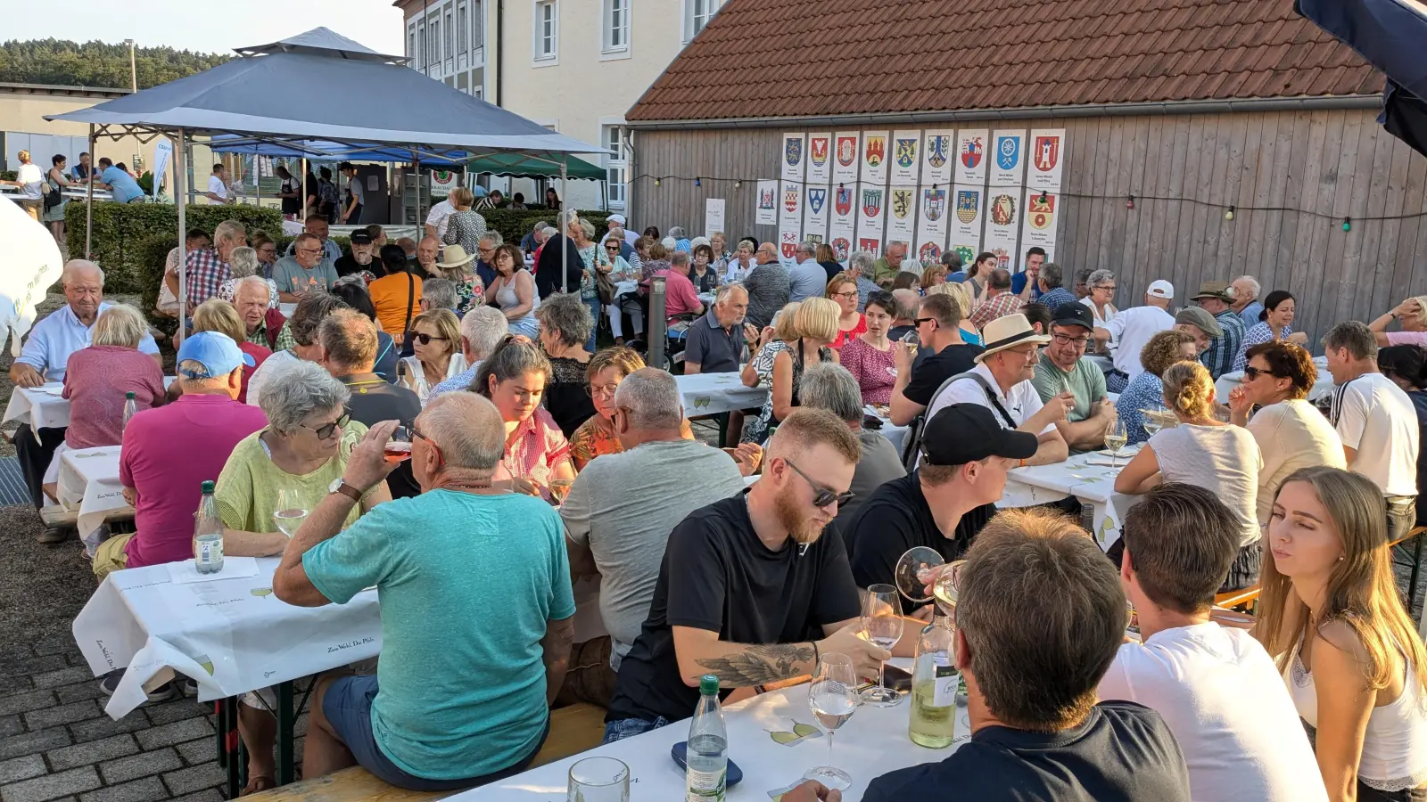 Traditionelle Veranstaltung des CSU Ortsverbands mit kulinarischen Spezialitäten und erlesenen Weinen. (Bild: Walter Rustler )