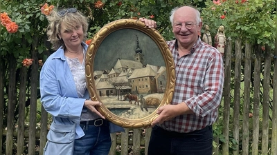 Übergabe durch Frau Gabi Enßner an den Heimatpflegebund Pressath (Bild: Eckhard Bodner)