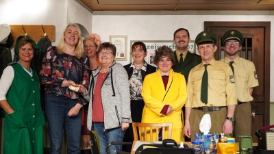 Freudestrahlende Gesichter bei der Spendenüergabe: Putzfrau Olga (Brigitte Reng), Kirchenpflegerin (Susanne Lindner), Molly Storch (Sabine Siegler), Mangement (Gerlinde Piehler), Käte Meise (Renate Scherer-Mende), Palmine Soft (Sabine Lindner), Armin Klug (Simon Kohl), die beiden Oberwachtmeister Heinz Wimpel (Hans Kick) und Ernst Huber (Sascha Hentschke). (Bild: Artur Lindner )