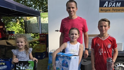 Georg Janner, SPD-Fraktionsvorsitzender im Marktrat, mit den Gewinnern der Verlosung (Bild: Michael Kick)