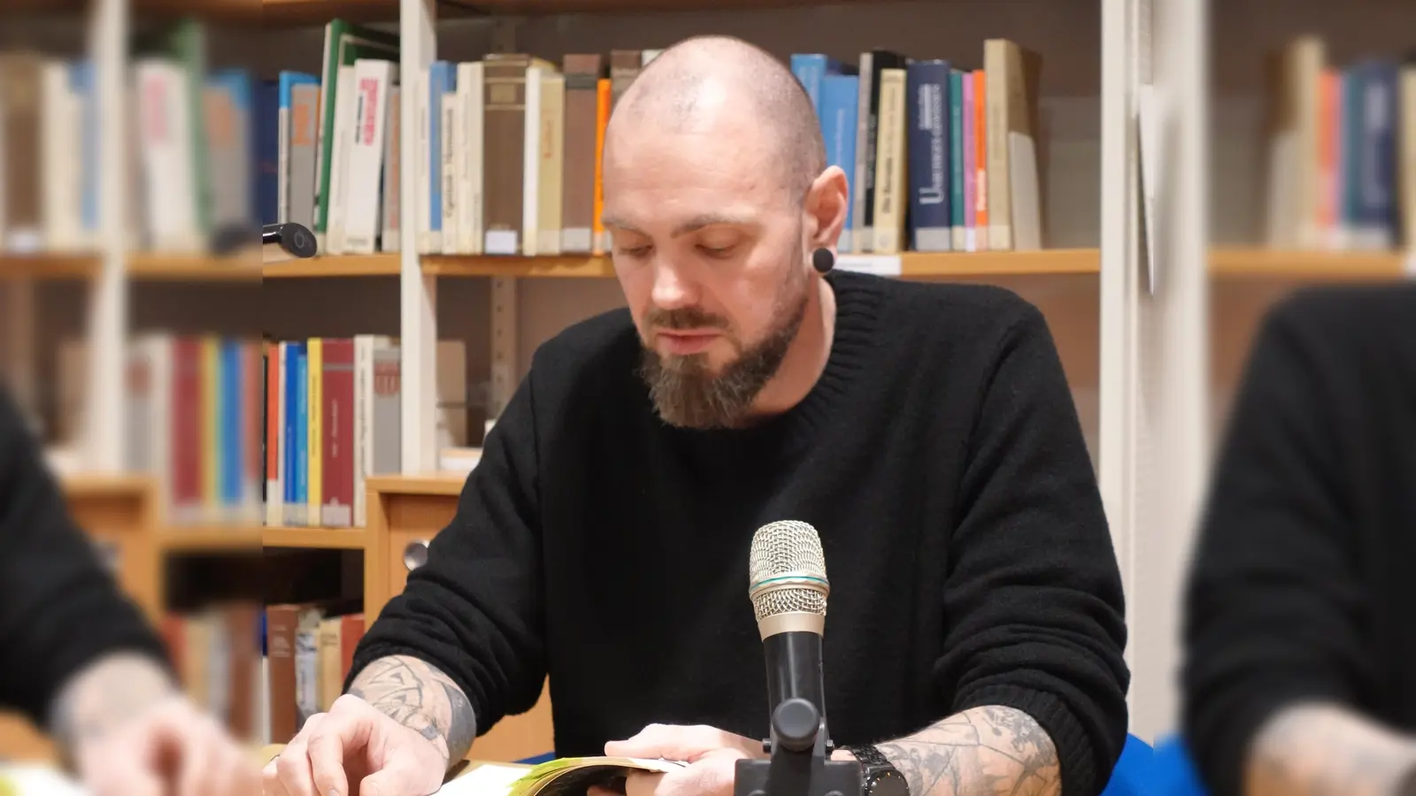 Der Autor bei seiner Lesung in der Stadtbücherei Tirschenreuth.  (Bild: Katarina Brankovic)