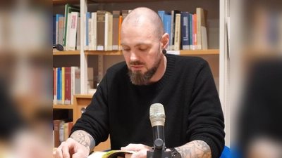 Der Autor bei seiner Lesung in der Stadtbücherei Tirschenreuth.  (Bild: Katarina Brankovic)