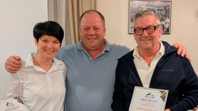 Die neuen Ehrenmitglieder Silvia Gebhard (links) und Markus Geier (rechts) mit 1.Vorstand Markus Hiltel  (Bild: Johannes Rumpler )