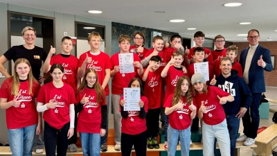 Die beiden Siegermannschaften zusammen mit Robert Stahl, Filialbereichsleiter der Sparkasse Oberpfalz-Nord (Bild: Melanie Wutz)