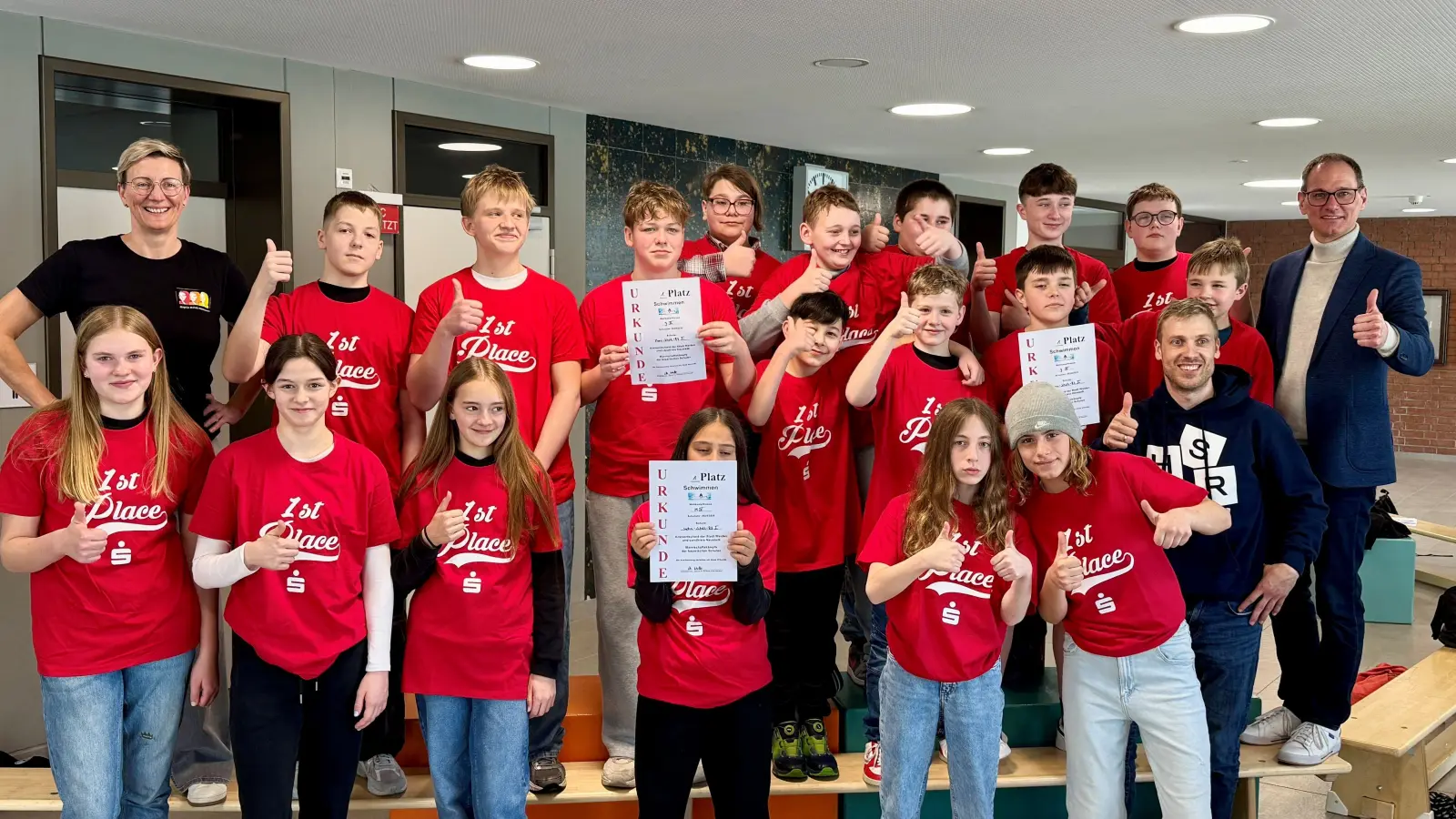 Die beiden Siegermannschaften zusammen mit Robert Stahl, Filialbereichsleiter der Sparkasse Oberpfalz-Nord (Bild: Melanie Wutz)