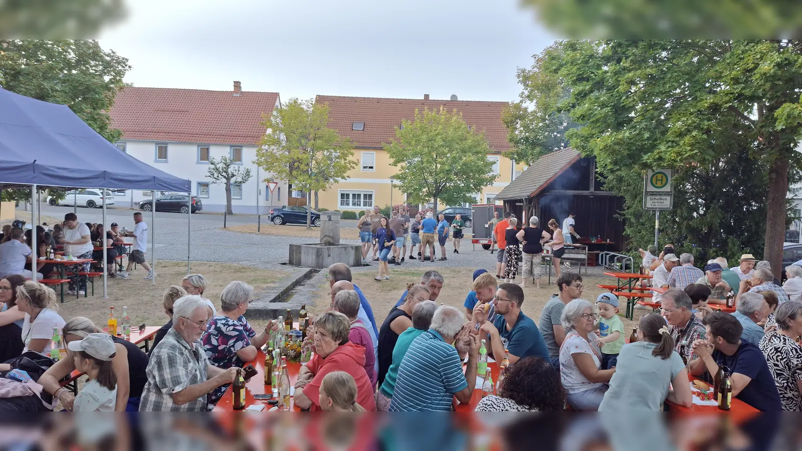 Um den Dorfbrunnen herum fand das traditionelle Brunnenfest statt. (Bild: Manuela Kellermann )