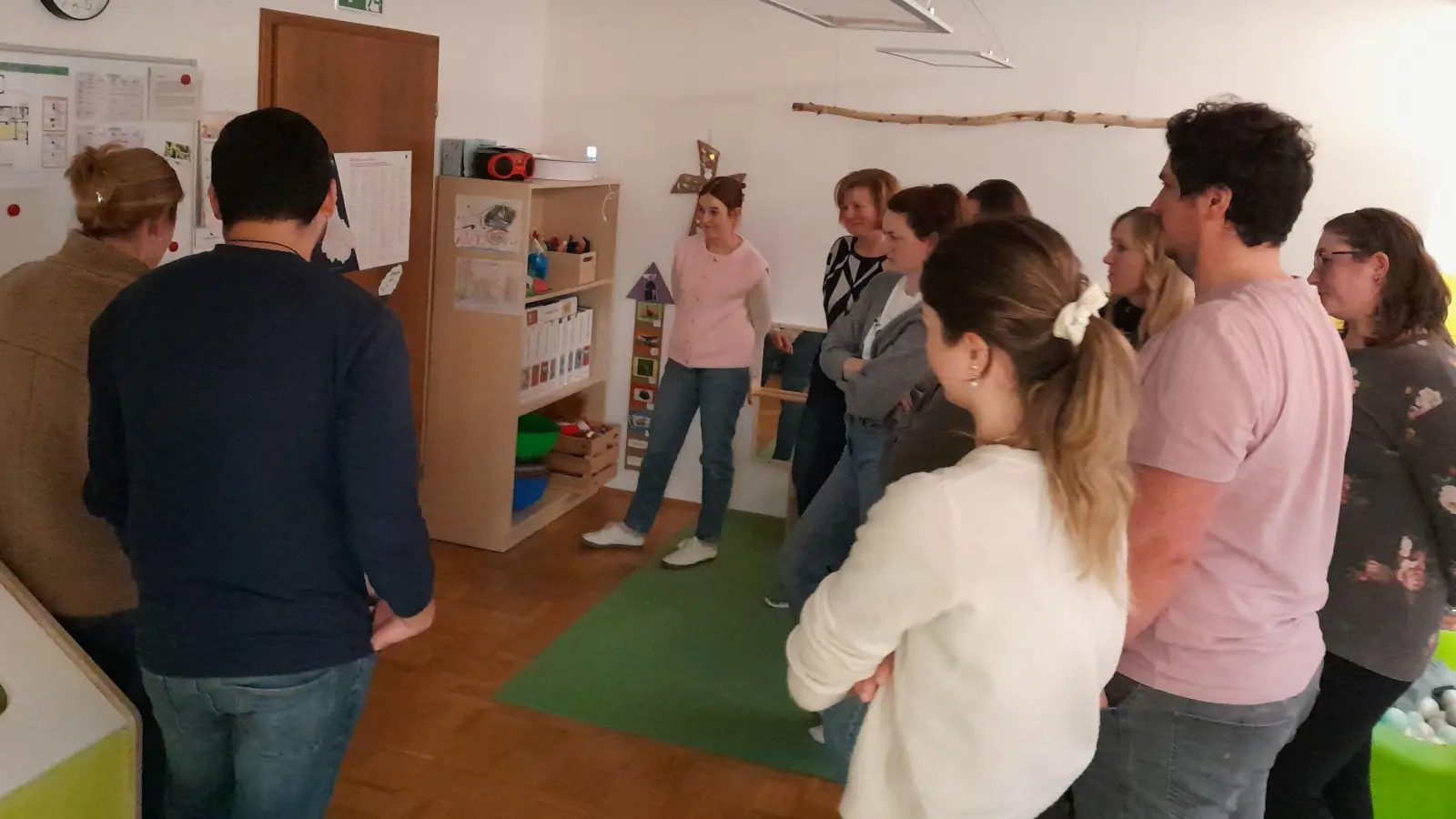 Pädagogische Fachkräfte zeigen Eltern den strukturierten Tagesablauf und pädagogische Angebote der Kinderkrippe „Waldnaabzwerge“. (Bild: Katja Bloßfeldt)