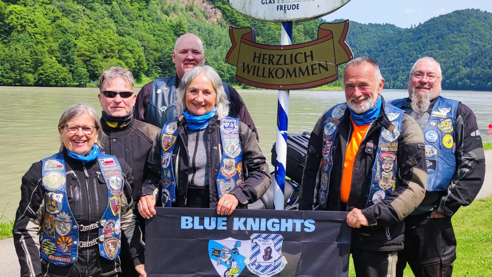 Blue Knights Germany VII an der Donau in Österreich! Von links Maria Mayr, Dieter Trauschweizer (Traudi), Corbett Rushing, Gunda Arnold, Präsi Georg Arnold und Roadcaptain Willi Thiermann (Bild: Georg Arnold)