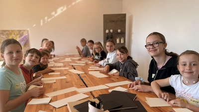 Zunächst fertigten die Kinder den Skizzenblock. (Bild: Antje Gradl/exb)