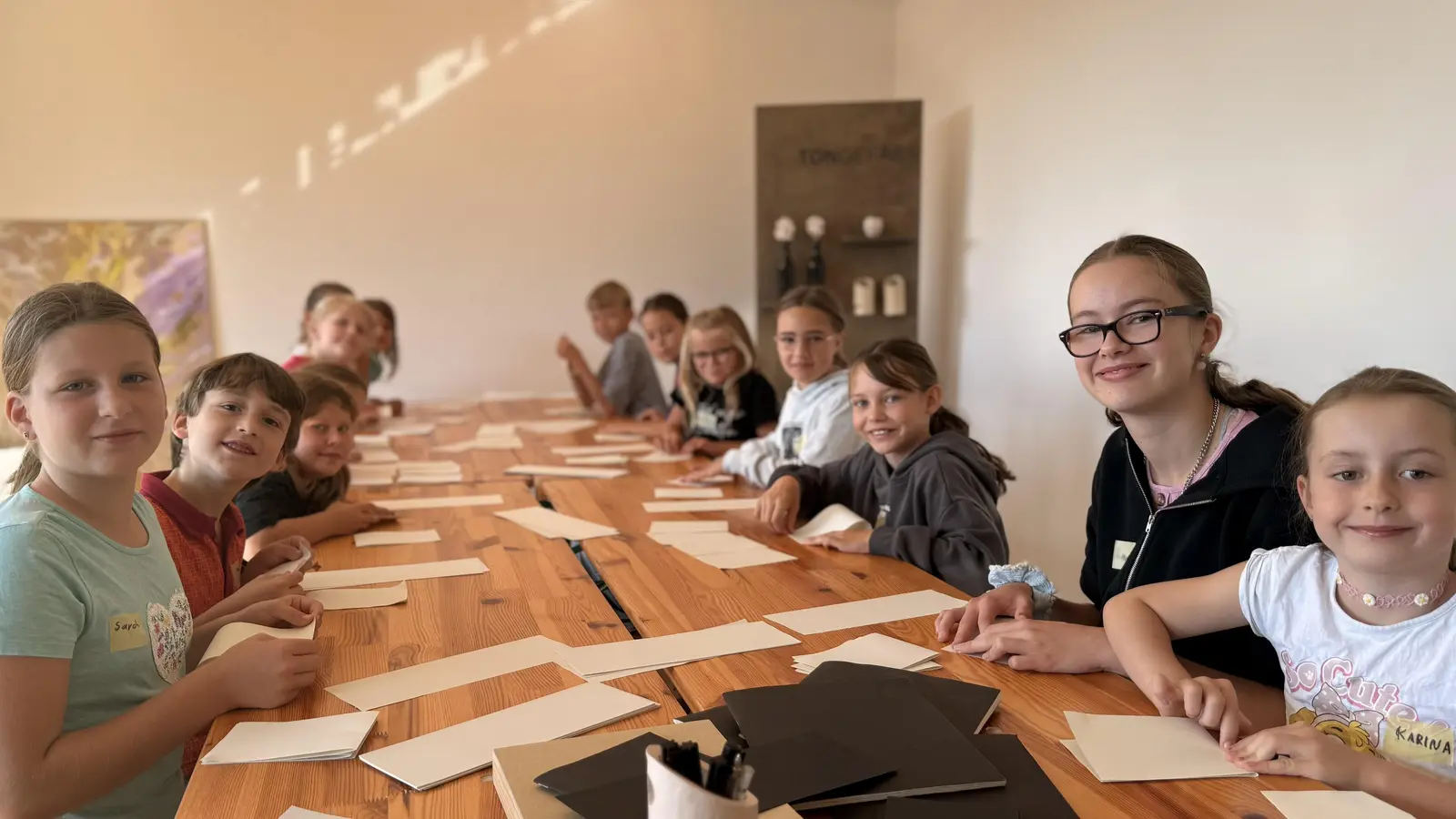Zunächst fertigten die Kinder den Skizzenblock. (Bild: Antje Gradl/exb)