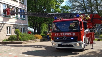 Der Ernstfall wird simuliert: Rettung von Schülern über die Drehleiter (Bild: Carmen Koller-Schraml)