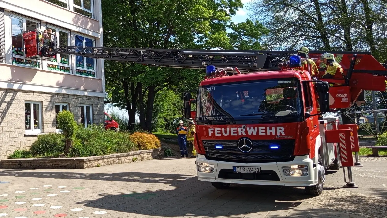 Der Ernstfall wird simuliert: Rettung von Schülern über die Drehleiter (Bild: Carmen Koller-Schraml)