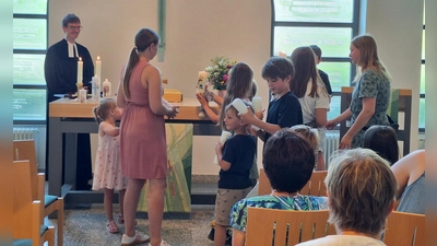 Die Kinder durften ihre mitgebrachten Taufkerzen an der Osterkerze anzünden, auf den Altar stellen und wurden von Pfarrer Michael Kelinske gesegnet. (Bild: Gabriele Rubenbauer)
