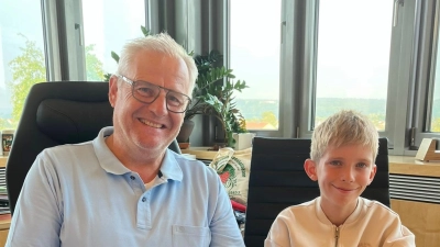 Der neunjährige Jonas aus Schwandorf mit Oberbürgermeister Andreas Feller. (Foto: Andreas Hofmeister)
