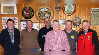 die neugewählte Vereinsführung der Kurfürstlichen Böllerschützen des Landkreises Amberg – Sulzbach Von li. Vorstand Reinhard Maag, Kassenverwalter Rainer Kemmling, Roland Rupp Neumitglied, Wolfgang Moll – Schriftführer Georg Appel Neumitglied und Fritz Seegerer – 2. Vorstand  (Bild: Josef Piehler )