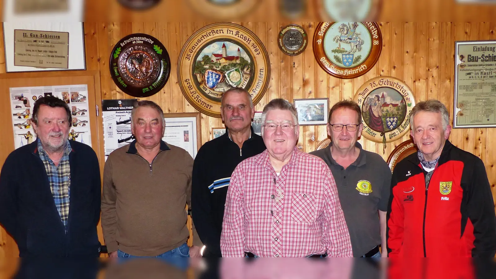 die neugewählte Vereinsführung der Kurfürstlichen Böllerschützen des Landkreises Amberg – Sulzbach Von li. Vorstand Reinhard Maag, Kassenverwalter Rainer Kemmling, Roland Rupp Neumitglied, Wolfgang Moll – Schriftführer Georg Appel Neumitglied und Fritz Seegerer – 2. Vorstand  (Bild: Josef Piehler )