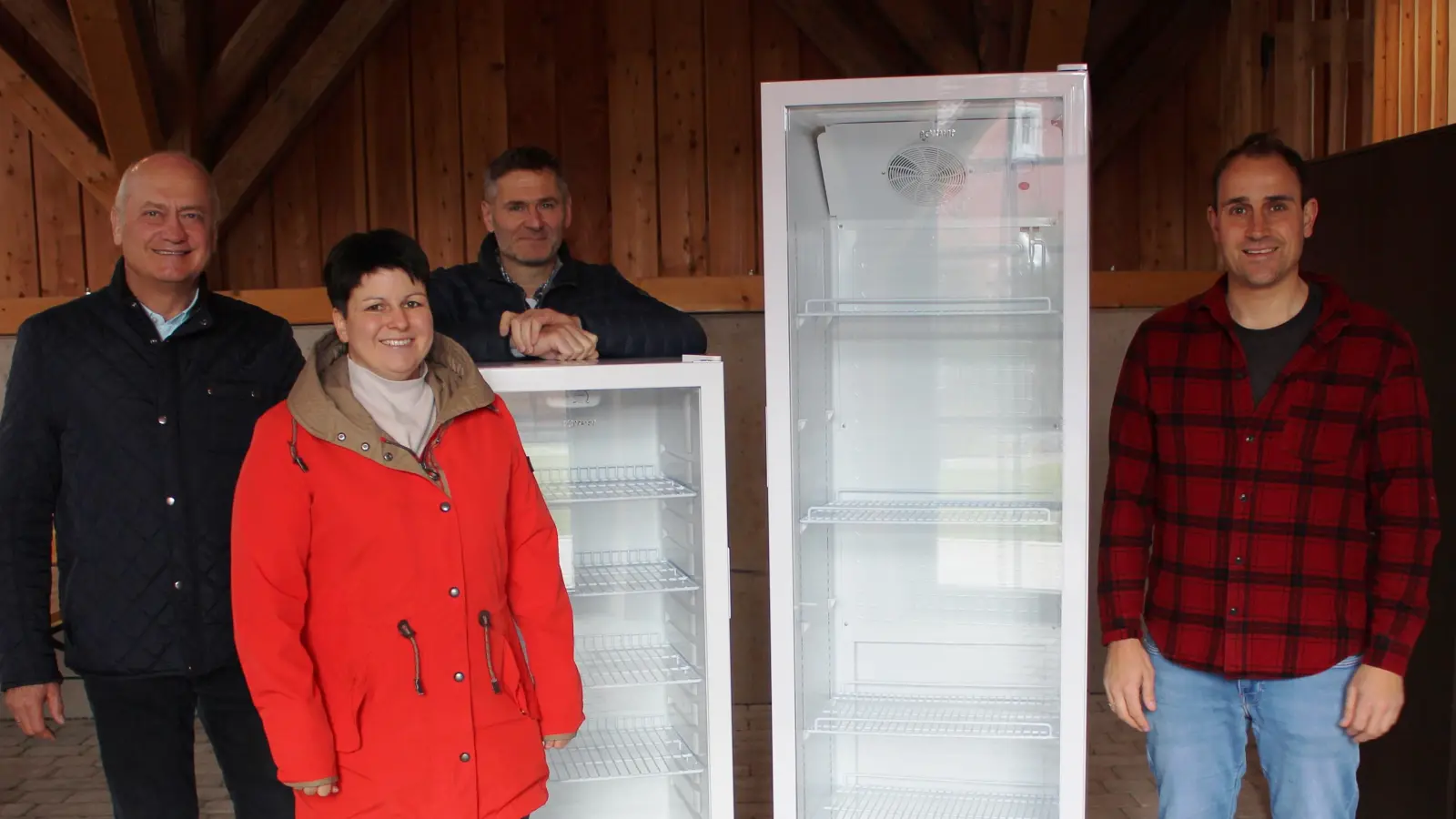 Die Vorstandschaft der Freien Wählergemeinschaft Thanstein bei der Spendenübergabe zweier neuer Kühlschränke für den Gemeinde-Dorfstadl.<br>v.l.n.r.: 1. Bürgermeister Walter Schauer, Christina Mühlbauer, Christian Obermeier, Matthias Niebauer (Bild: Magdalena Niebauer)