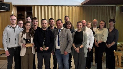 Tobias Frischholz (siebter von links) ist der neue Vorsitzende des Neustädter Faschingsvereins. (Bild: Bernhard Knauer)