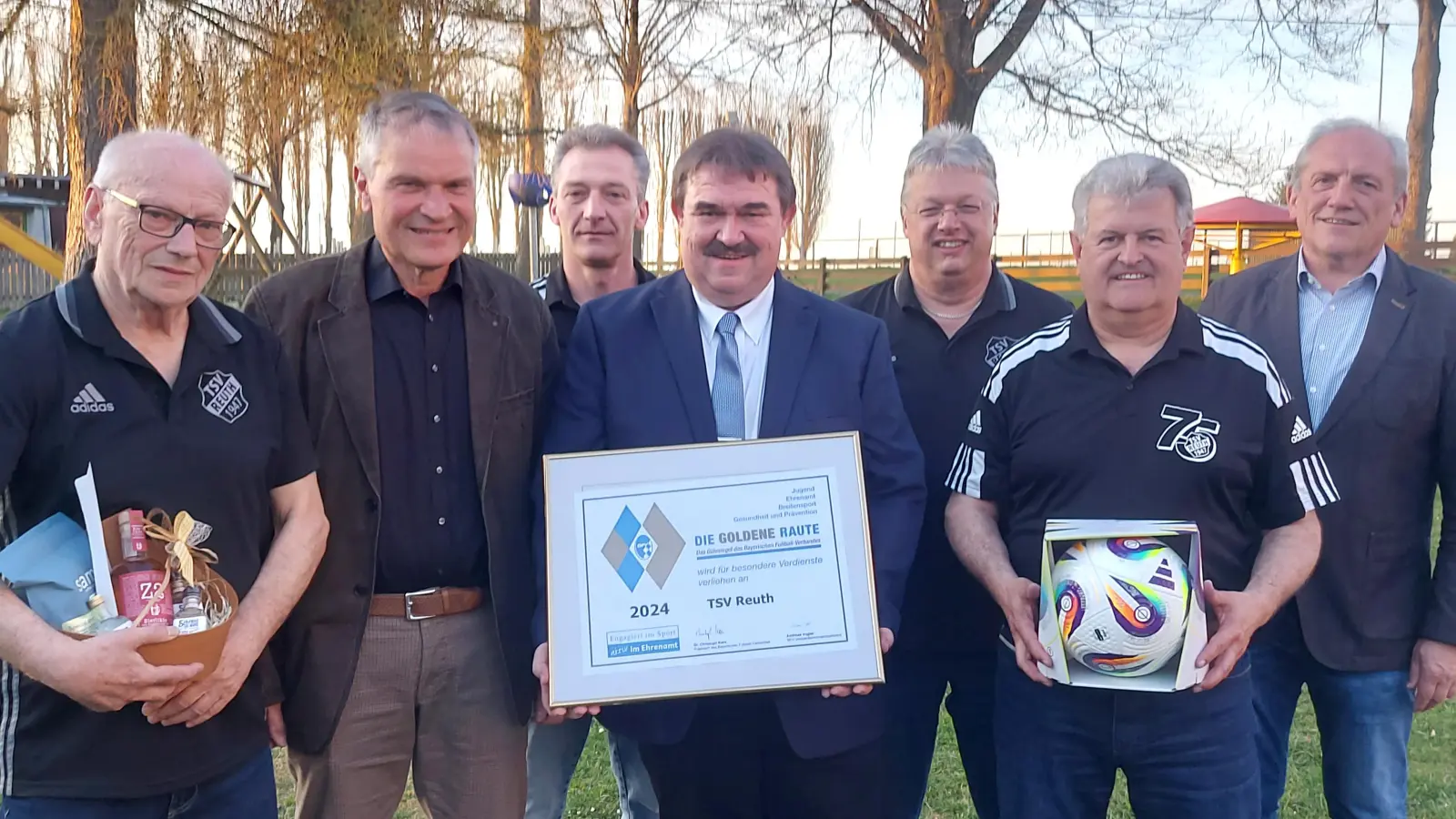 Von links: Erich Hasenfürter, Ehrenamtsbeauftragter Albert von Podewils, 3. Vorsitzender Stefan Bauer, Kreisspielleiter Albert Kellner, 2. Vorsitzender Helmut-Stefan Neugirg, 1. Vorsitzender Peter Schieder, Bürgermeister Werner Prucker (Bild: Peter Schieder)