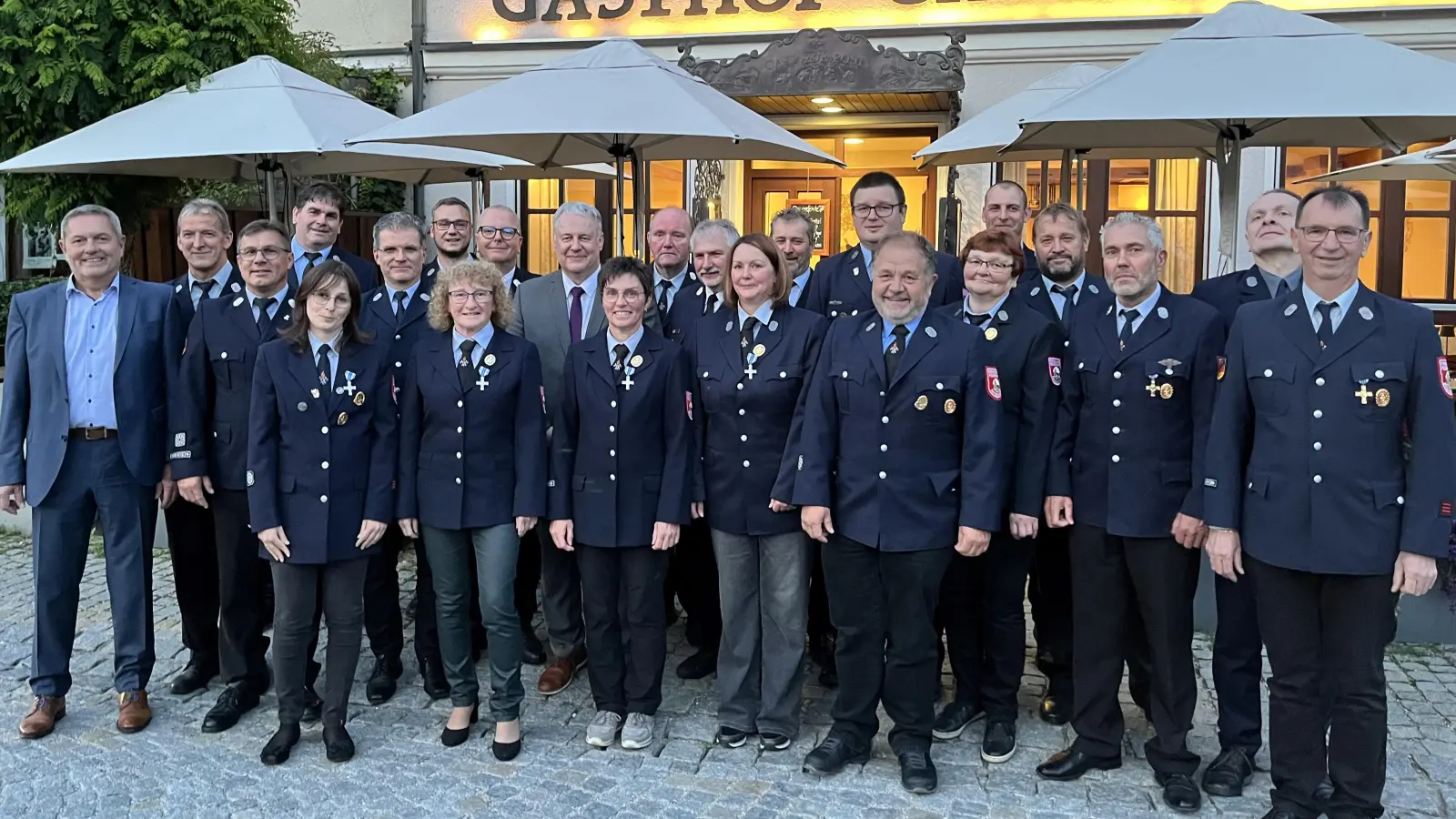 5 Feuerwehrdamen, umringt von Kameraden, Jubilaren und Gratulanten: Von links: Bürgermeister Joachim Neuß, Sandra Diertl-Schmidt, Brigitte Kraus, Maria Pfab, Ulrike Lehner und Monika Kirzdörfer. Dahinter KBR Christof Strobl und Landrat Richard Reisinger (9.und 10. v.l.). (Bild: Martina Beierl)