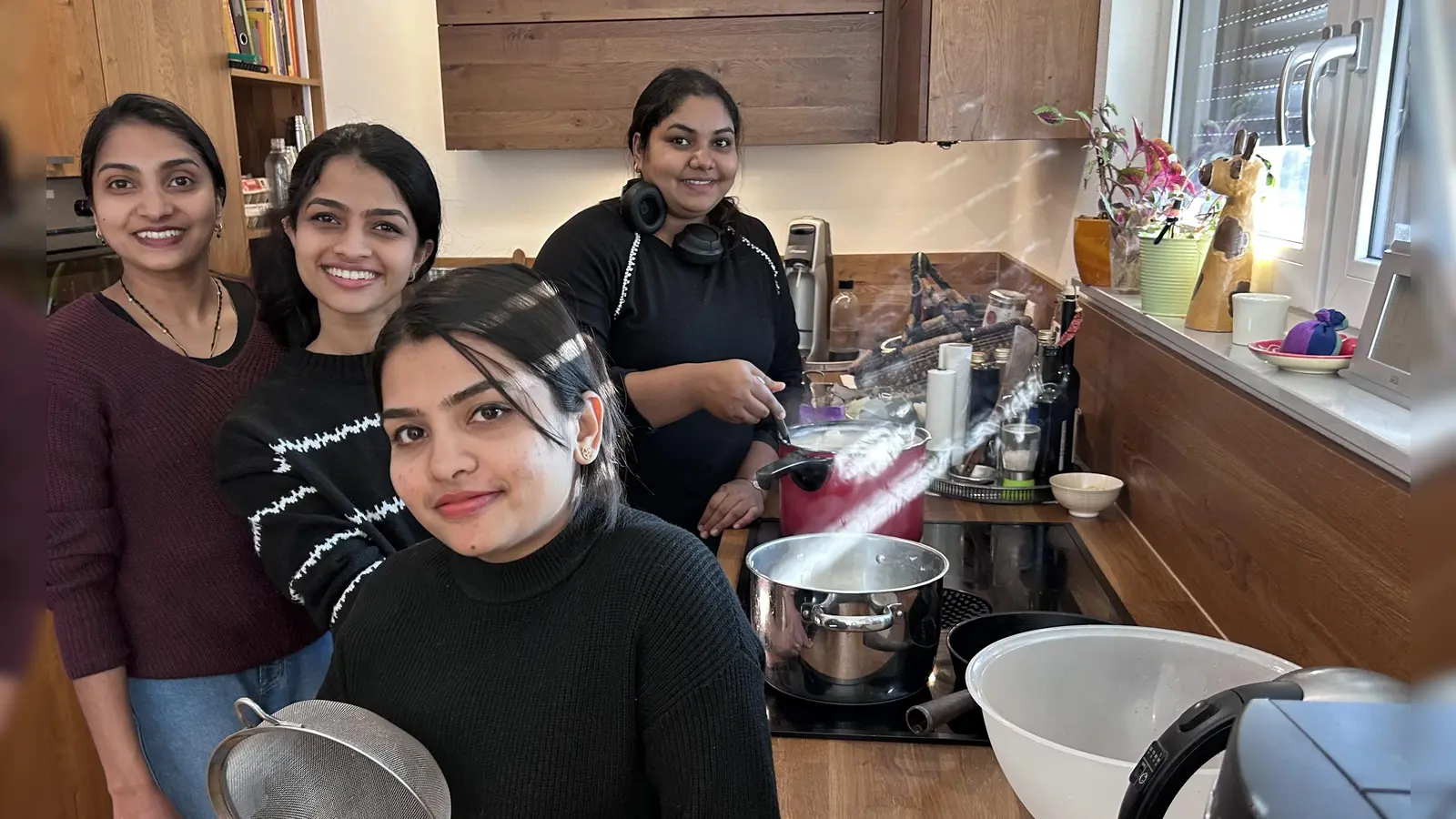  Indischische Küche - hier wird mit Lächeln zubereitet (Bild: Veit Wagner)