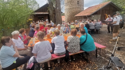 Gemütlich wars im Burghof mit Musik und Bewirtung. (Bild: Annemarie Mösbauer)