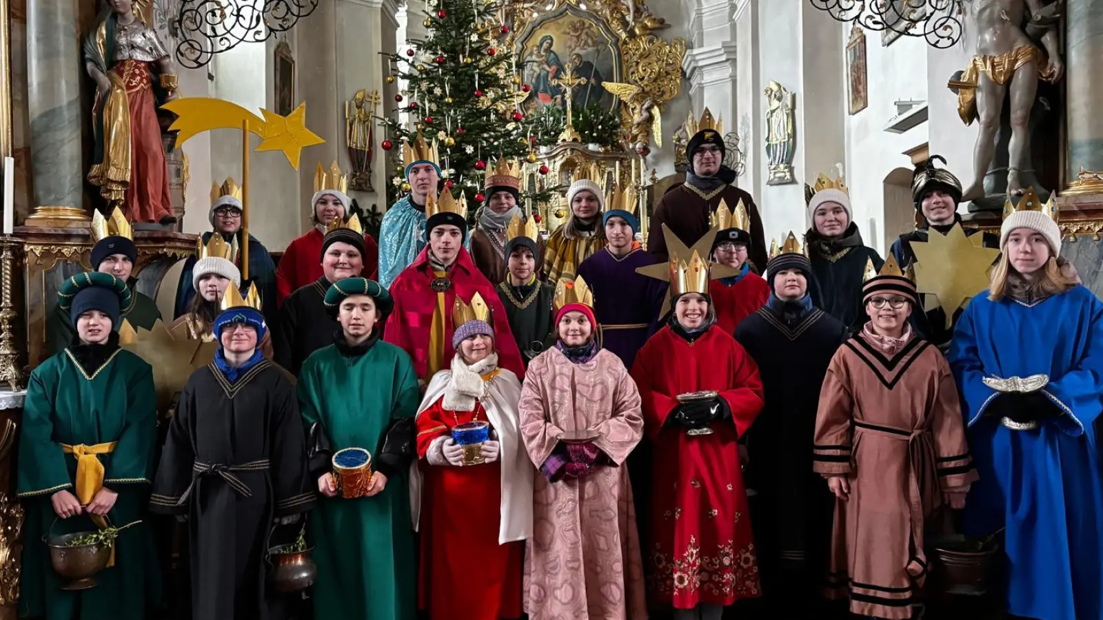 Die 24 Sternsinger der Pfarrei Leonberg. (Bild: Carmen Kirchner)