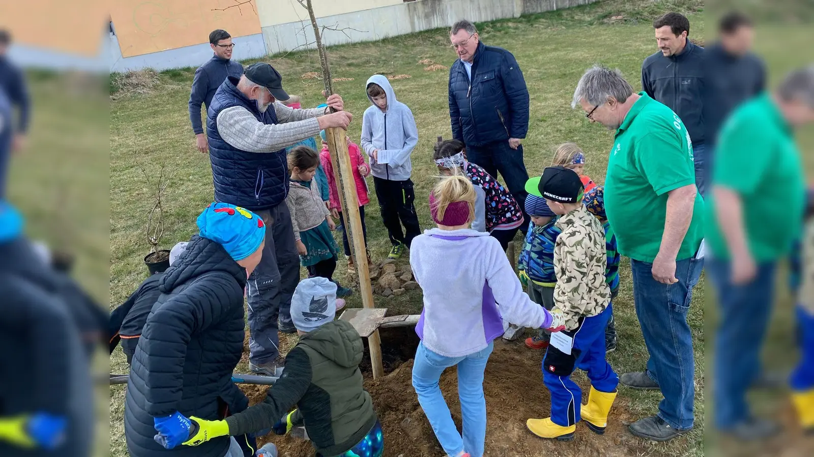 Anlässlich der Gründung der Kinder- und Jugendgruppe des OGV Sigl wurde am Axtheid – Berg im Beisein von Bgm. Hans Martin Schertl (Mitte) und Vorstand Armin Heuberger (rechts) eine Sommerlinde gepflanzt. (Bild: Monika Krieger)