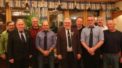 Von links nach rechts: Siegfried Sörgel, Bezirksvorstand Horst Embacher, Rudi Herrmann, Robert Haas, Vorstand Gerhard Windisch, Hans Kellner, Benjamin Heuchel, Bürgermeister Reiner Pickel und Frank Dannhauser. (Bild: René Rausch )