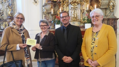 Organist Maximilian Betz freute sich mit Martina Baierl (links) und Petra Bücherl vom Verein „Vilseck gibt Hoffnung” über die 500-Euro-Spende des Schnäppchenladens, die Veronika Pröls (rechts) nach dem großartigen Orgelkonzert überreicht hatte. (Bild: Rosi Hasenstab)