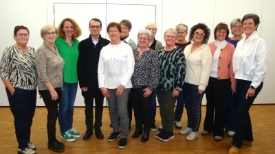 Neu gewählte Vorstandschaft des KDFB Schwarzenfeld mit Pfarrer Maximilian Moosbauer (Bild: Angela Dausch)