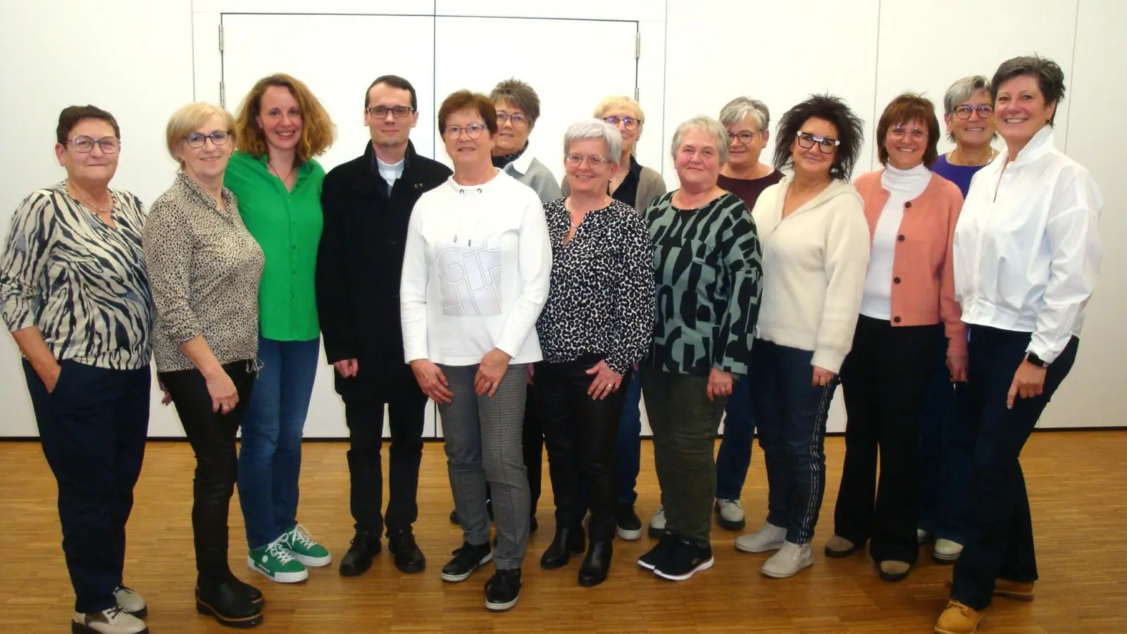 Neu gewählte Vorstandschaft des KDFB Schwarzenfeld mit Pfarrer Maximilian Moosbauer (Bild: Angela Dausch)